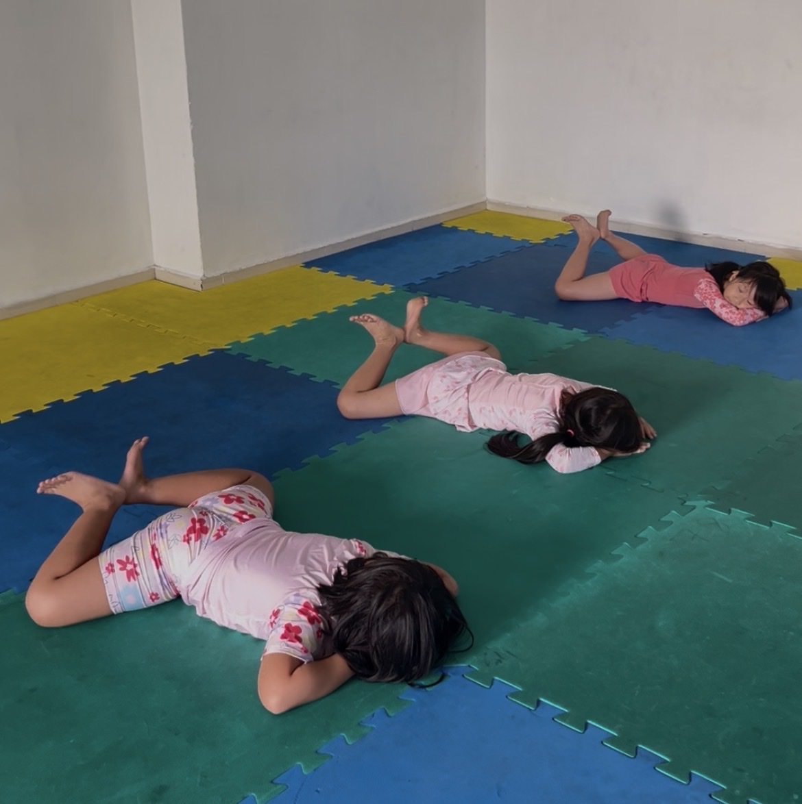 Học viên nhí đang bơi